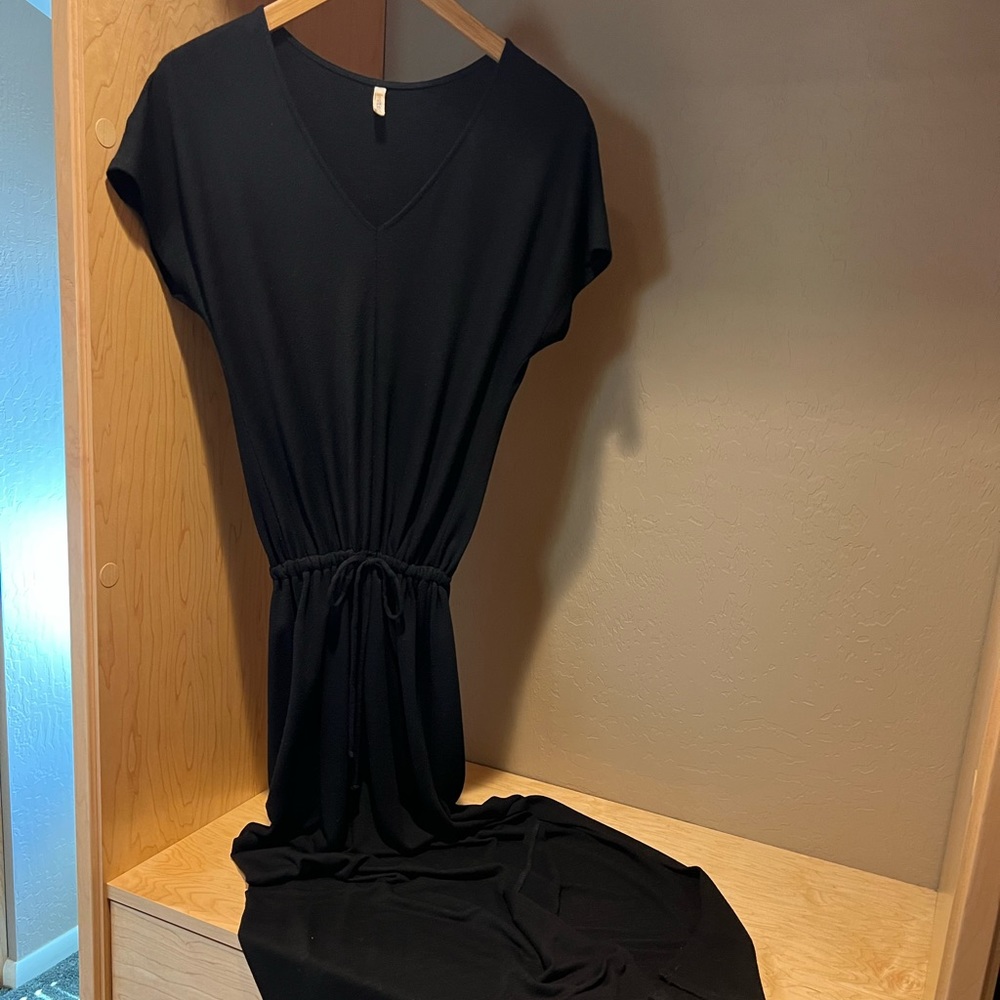 Lanston XS blk cap sleeve, tie waist long w/knee high slit dress rayon/polyester